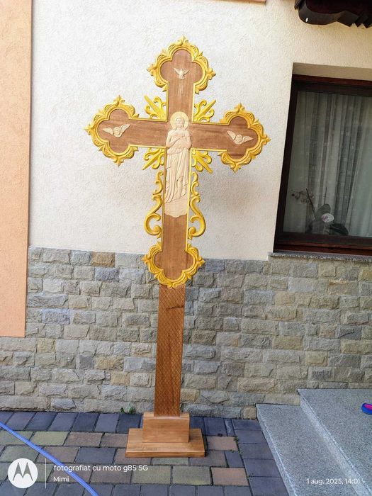 Cruce sculptata din lemn sculptata manual pe ambele parti