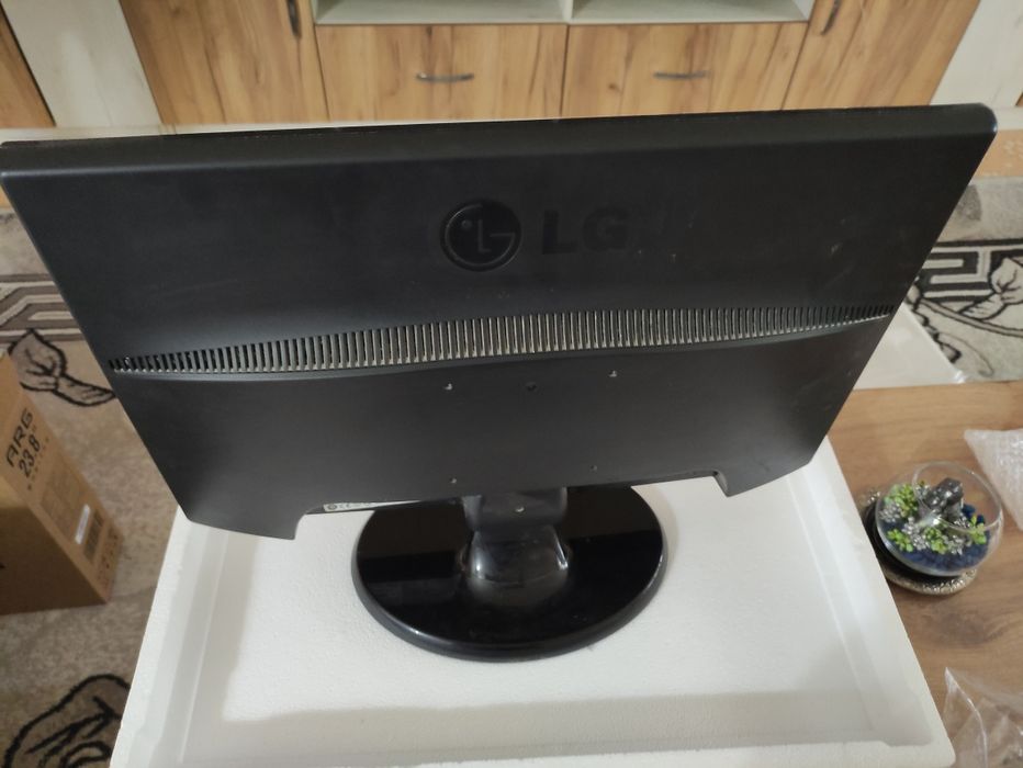 Монитор Lg w2243s