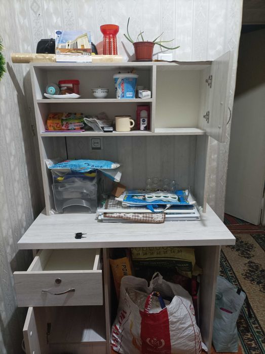 Письменный стол в хорошем состоянии