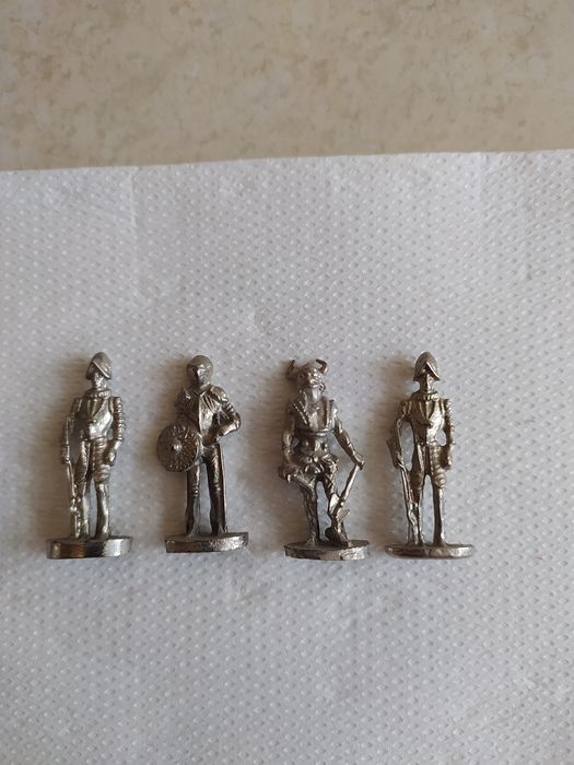 продавам колекции на фигурки от киндер на серии