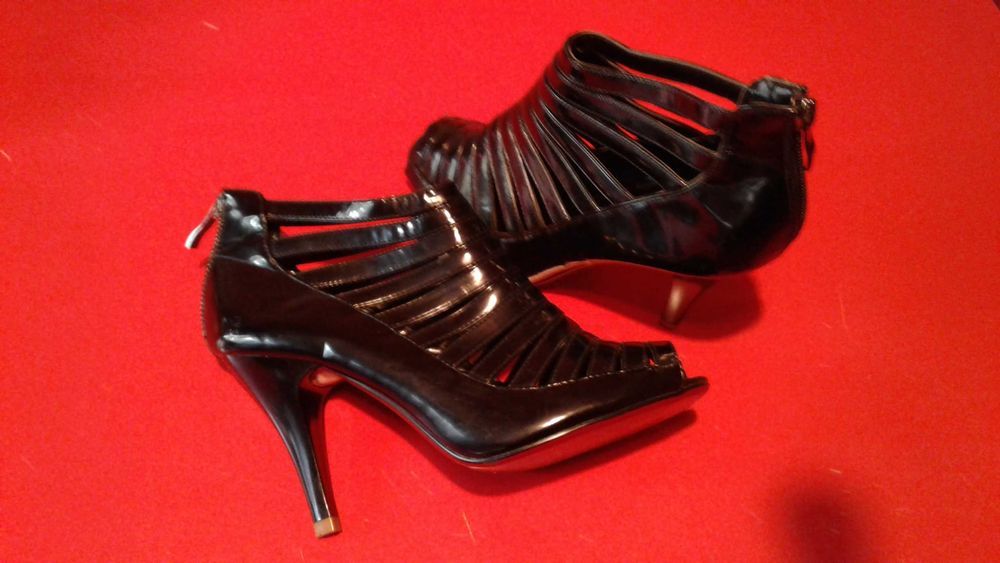 Продам ботильоны лаковая кожа, босоножки, шлёпки