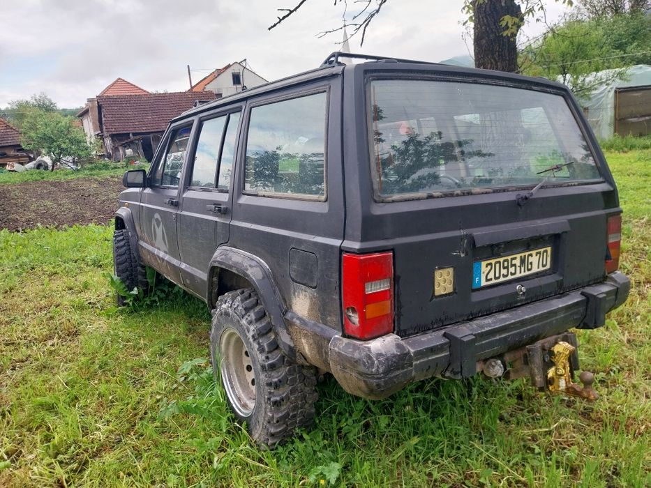 Vând jeep cheroke xj motor 2.1