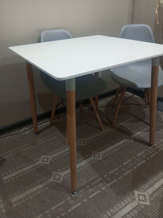 Продам стол и стулья для кухни