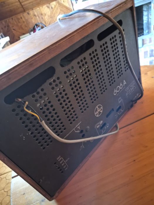 Старо радио Tesla606A