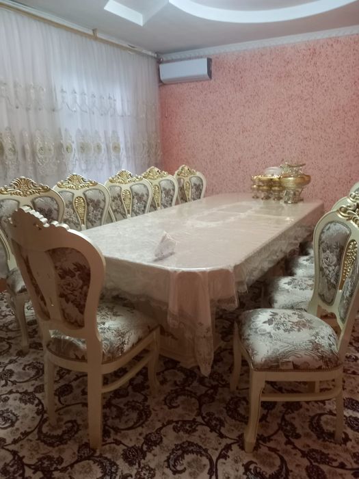 Стол, стул для гостинной