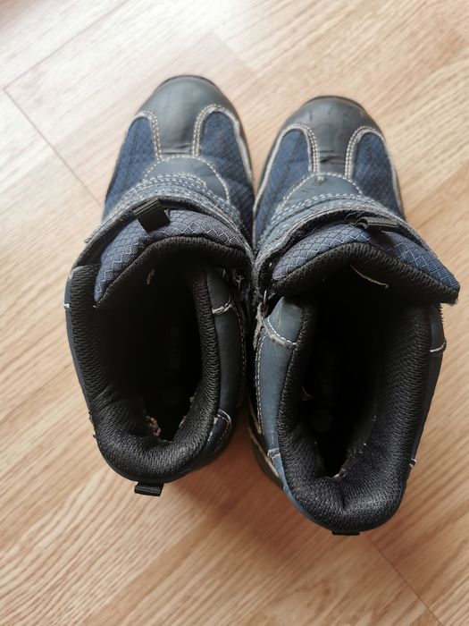 Ghetute baietei marimea 35.