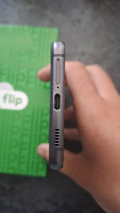 Samsung Galaxy S21 FE 5G - capacul spate desprins + folie Spigen și două huse (livrare OLX)