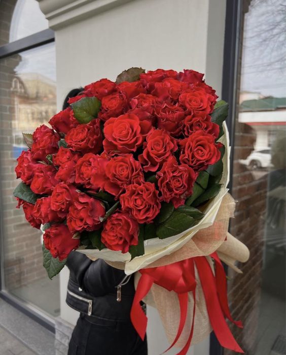 Куст хризантемы, куст розы, пионы, тюльпаны