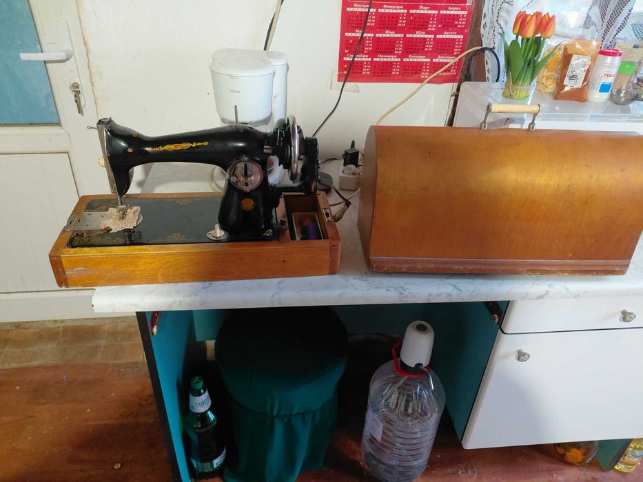 антична ръчна шевна машина .