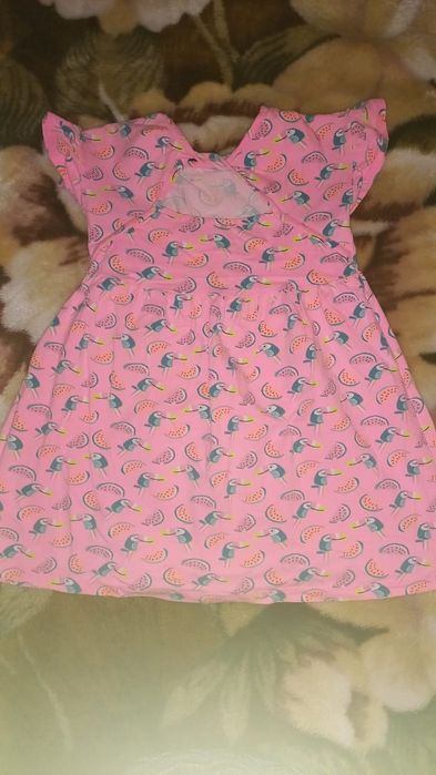 Продаются платья.