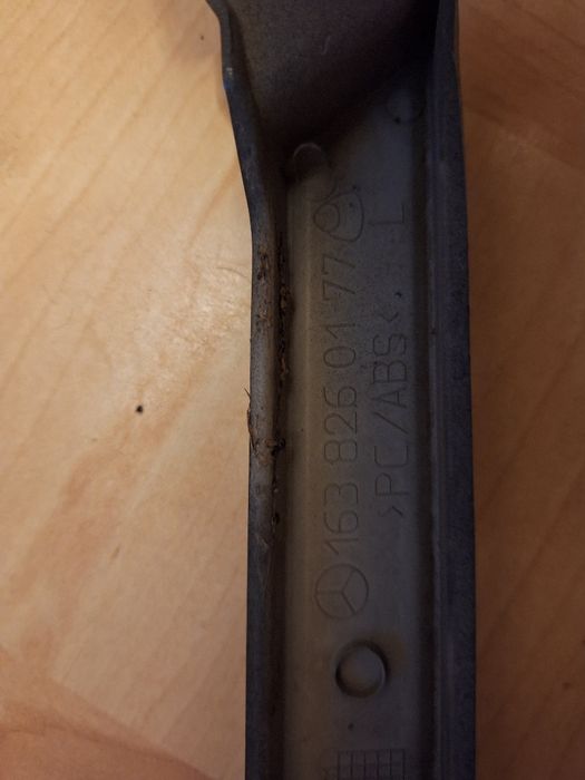 Продавам mercedes w163 2 бр лайсни под фара