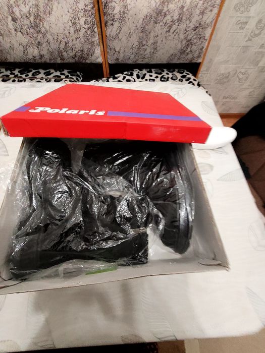 Замшевые чёрные ботинки.