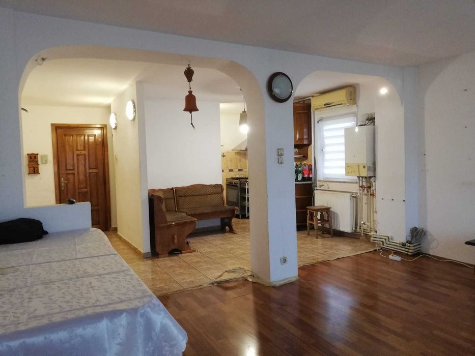 Vand apartament 3 camere cu spatiu generos