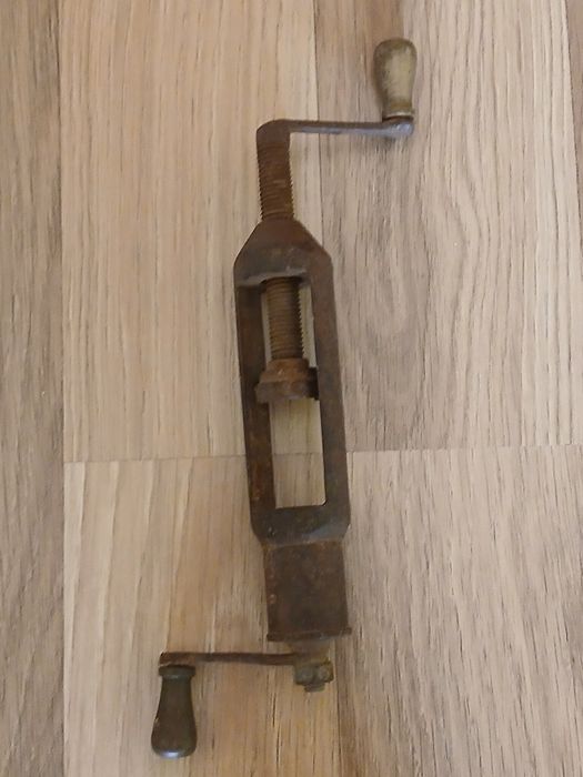 Presa manuala veche.