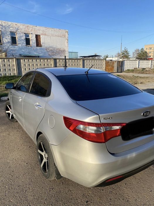 Продам машину Kia Rio 2012 года