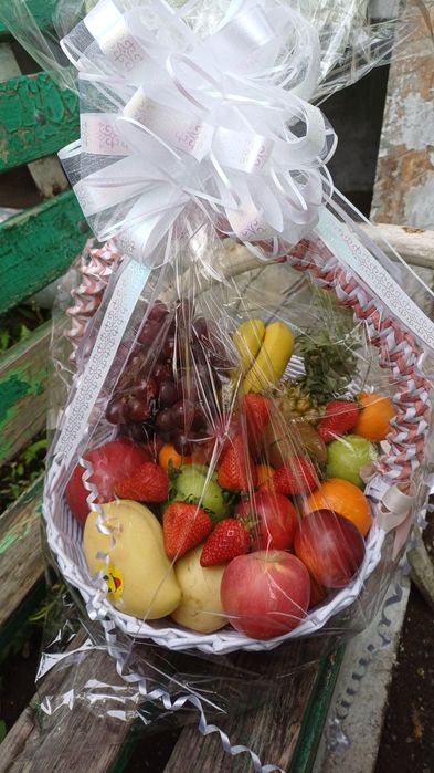 Фруктовые корзины и сладкие.