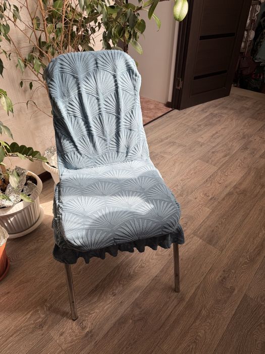 Продам стулья с чехлом