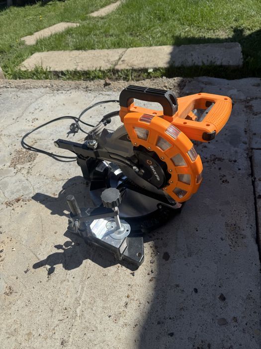 Продается торцовочная  пила