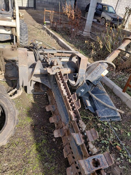 Траншея копатель и яма бур на бобкэт