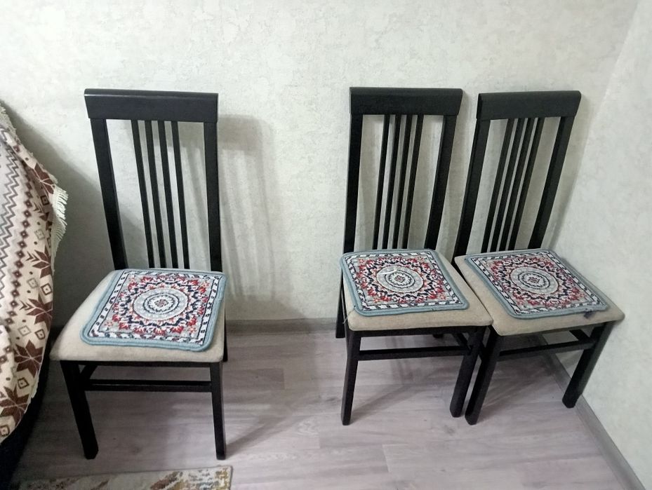 Продам стол стулья и два дивана