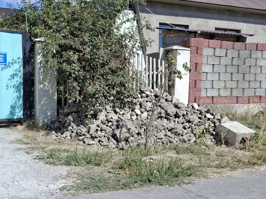 Обломки шлакоблоков