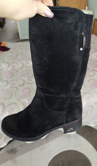 Продам зимние женские сапоги.