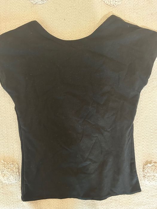 Черна тениска с гол гръб