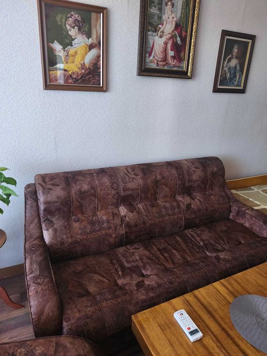 Продавам диван с фотьойл и 2 табуретки