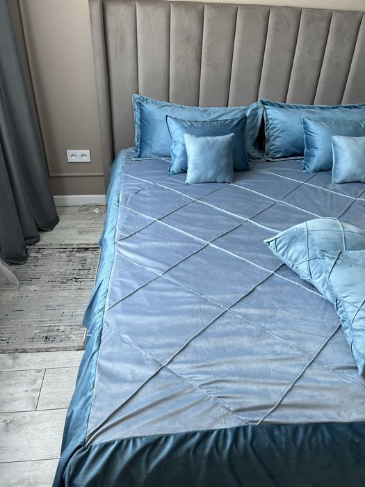 Покрывало с подушками