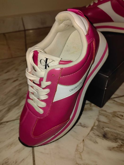 бели кожени сникърси