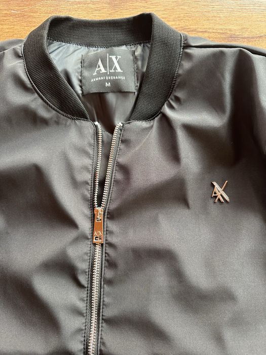 Мъжко,черно яке Armani Exchange с метално лого и ципове