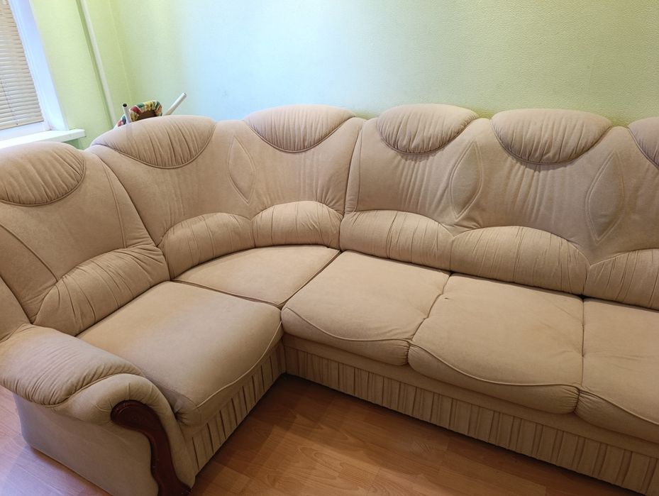 Продам диван с креслом 15000. Самовывоз.