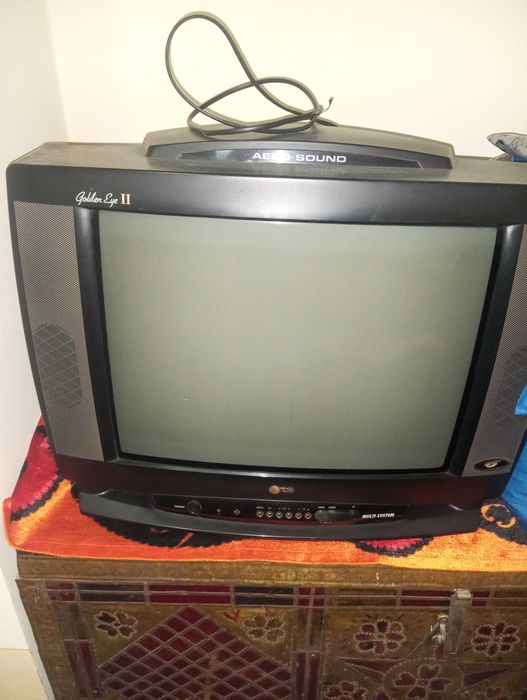 Televizor va padstavka sotiladi ikkalasi 500 ming televizor zo‘r