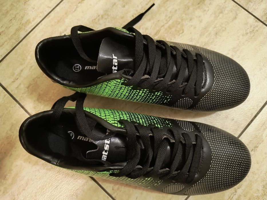 Чисто нови футболни бутонки mat star