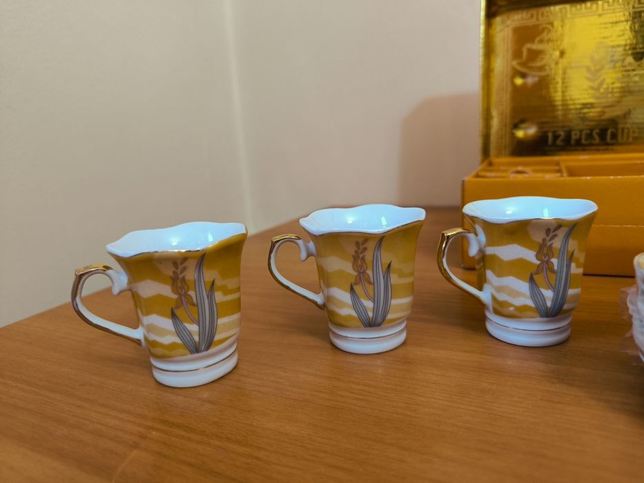 Vând set de cafea din porțelan, compus din 12 piese