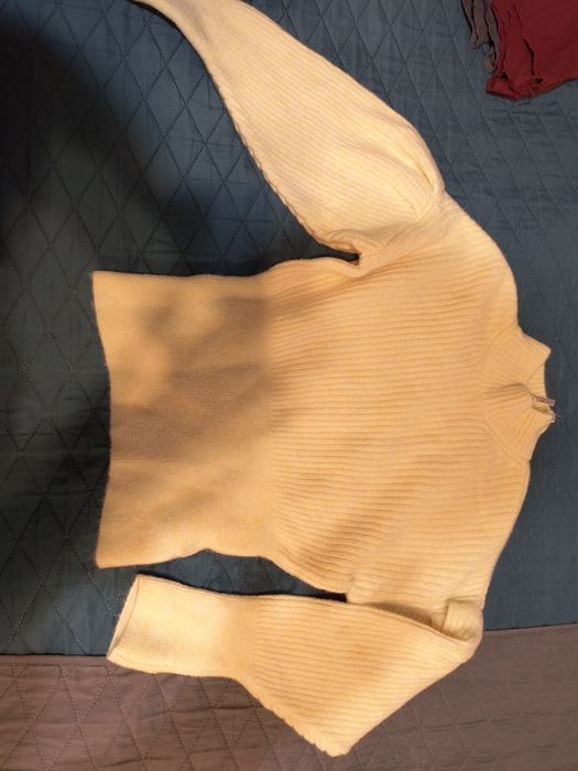 Жълт зимен  пуловер резървт reserved