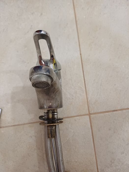 Два броя смесители за баня