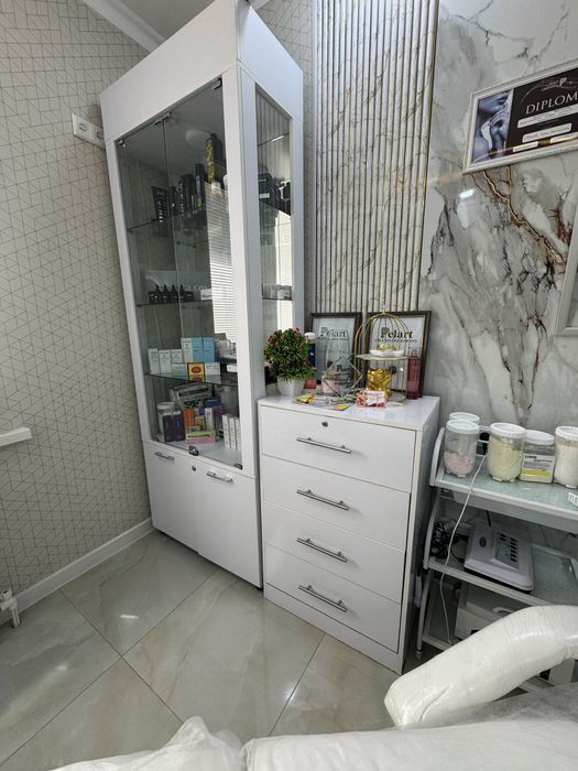 Shkaf va komod kosmetolog, salon va laboratoriya va