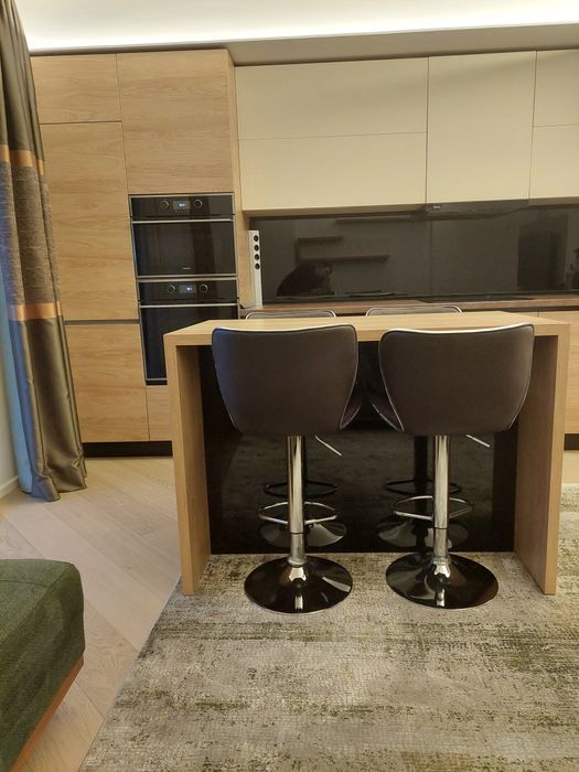 Vând insula bucatarie împreună cu 4 scaune