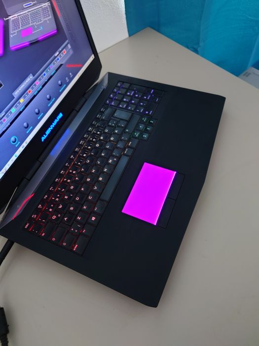 Alienware Gaming laptop• Placă video 8Gb• 32gb ram• i7 procesor• Alienware 17