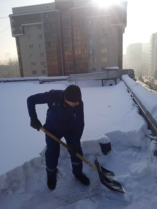 Снег уборка  с крыши