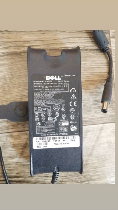 2 cabluri se sursa, un calbu DVI-D si un alimentatir laptop Dell