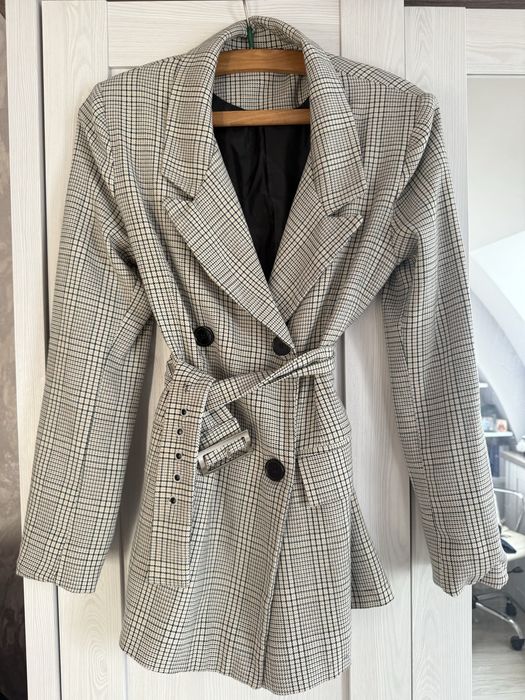 Дамско карирано палто с колан – елегантно, в бежово-сиви тонове