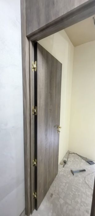 Установка межкомнатных дверей .