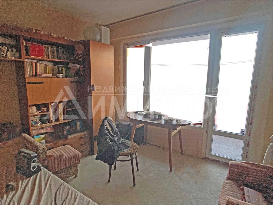 Продава се тристаен апартамент (3+1) 77 кв.м. в саниран блок в гр. Нови пазар в района на Бялта чешма на града.