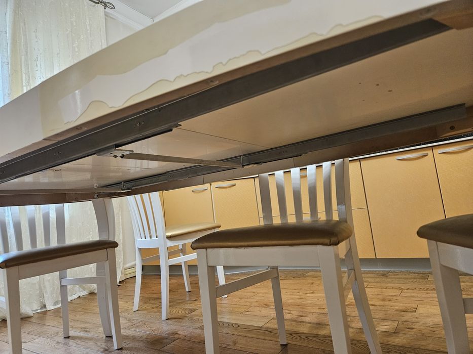 Кухоный стол без стульев