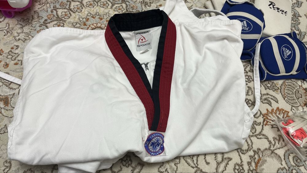 Продам щитки, форму для таеквондо