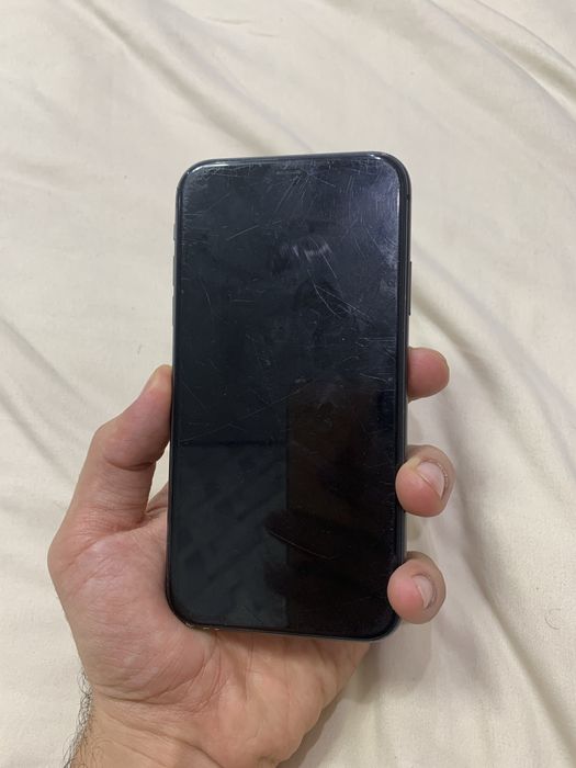 iPhone 11 128 gb Black не включается