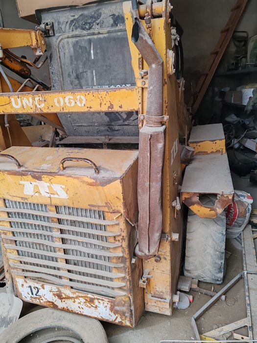 Продам погрузчик UNC 060