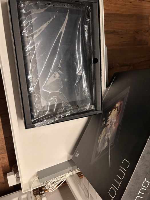 Tabletă grafică Wacom Cintiq 13HD – Full Box, stare excelentă